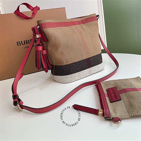 giá túi xách burberry chính hãng